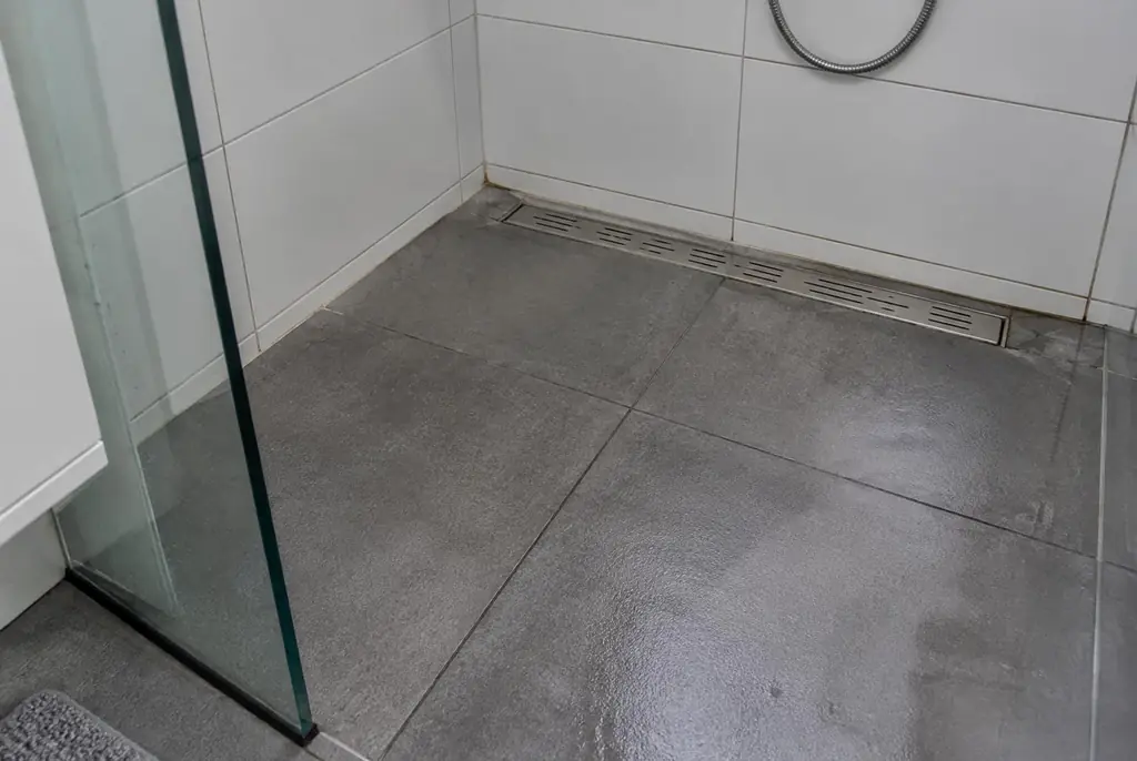 Lekdetectie Dalfsen – lekkende inloopdouche met natte voegen