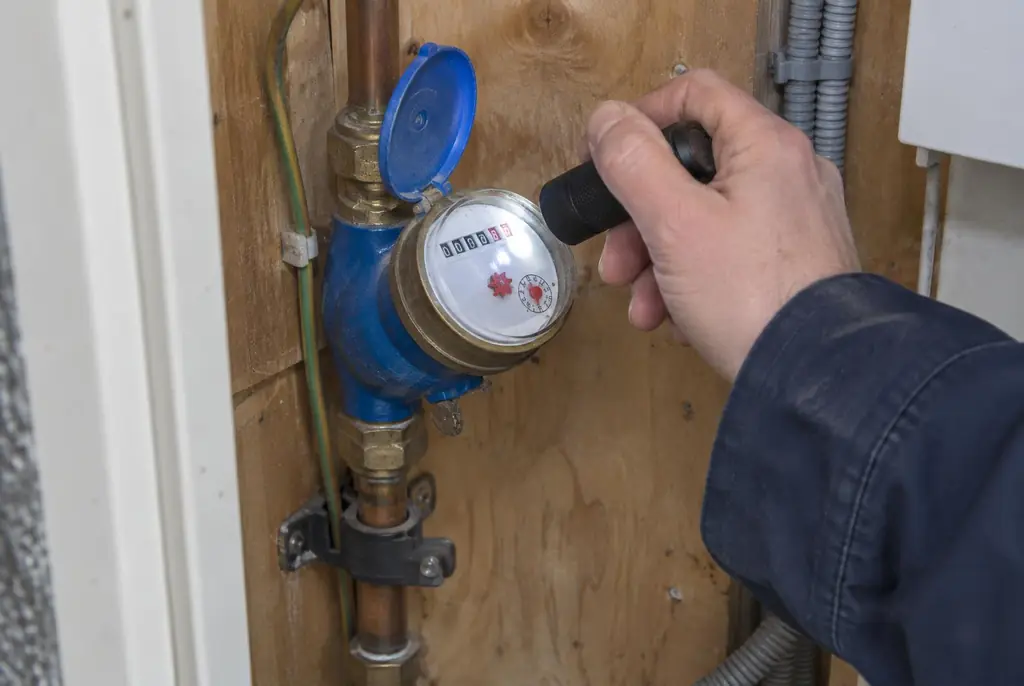 Lekdetectie Dalfsen – watermeter in de meterkast controleren met een zaklamp